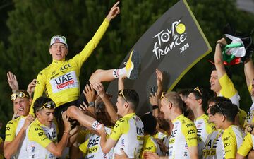 "Ce moment avec toute l’équipe sur le podium à Nice, c’était spécial dans mon cœur. Ça m’a touché", a confié Tadej Pogacar. (Photo by Thomas SAMSON / AFP)