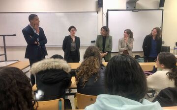 Saint-Ouen, collège Joséphine-Baker. Les élèves de l'Institut national du service public étaient venus présenter leur formation à une classe au printemps dernier. Le plan prévoit une multiplication des projets éducatifs de la sorte en plus des sorties ou des voyages.  LP/Hélène Haus