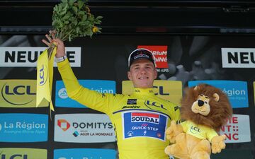 Pour la première fois sur une course française, Remco Evenepoel enfile un maillot jaune. Un signe en vue de cet été ? AFP/Thomas Samson