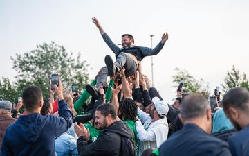 Yassine Yacoub, l'entraîneur de Chantilly, porté en triomphe après avoir décroché la montée à l’issue de la dernière journée du championnat, le 18 mai. Facebook US Chantilly