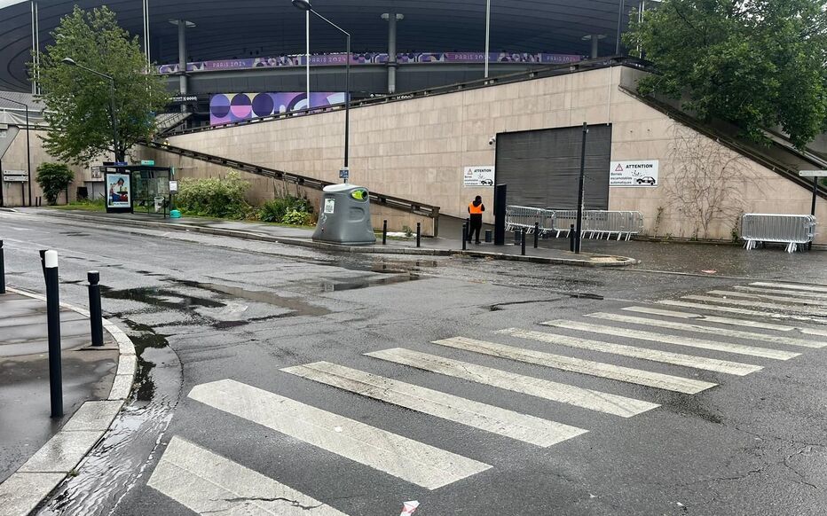 Saint-Denis, ce vendredi matin. La brigade criminelle de Paris est en charge de l’enquête après la découverte d'un corps sans vie près du Stade de France, au croisement de l'avenue du Président-Wilson et de la rue Henri-Delaunay. LP/Yanis Soul