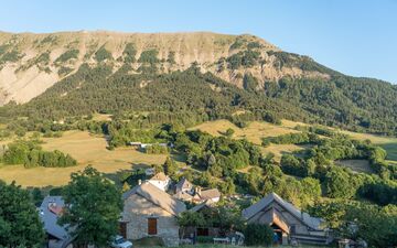 Le Haut-Vernet (Alpes-de-Haute-Provence), samedi 3 août. C'est dans ce hameau perché à 1 300 mètres d'altitude, face à la montagne de la Grisonnière, qu'a disparu Émile, 2 ans et demi, le 8 juillet 2023. LP/Thomas Pueyo
