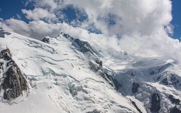 La chute de séracs, ces énormes blocs de glaces en équilibre instable qui forment comme des marches d’escalier géantes sur les glaciers, est à l'origine du drame. LP/Thomas Pueyo