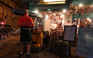 Paris, VIe arrondissement. Les chauffeurs livreurs de France Boisson ont du s'adapter en livrant de nuit, comme Robert à gauche, parfois pendant le service des cafés. Ici sur le boulevard Saint-Germain. LP/Simon Gourru