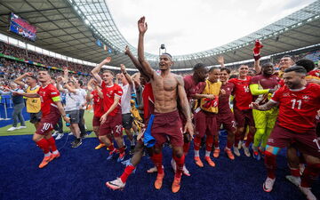 Manuel Akanji (au centre) célèbre au milieu de ses coéquipiers la victoire en 8e de finale contre les tenants du titre italiens. Sipa USA/Valeria Witters