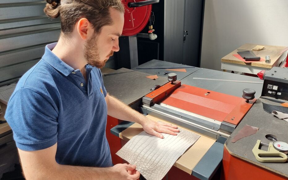 Montataire (Oise), lundi 24 juin. Corentin Carnoy, fondateur des ateliers du même nom, travaille à la refendeuse l'un des cuirs exotiques les plus prisés au monde, le crocodile Himalaya blanc. LP/A.C.