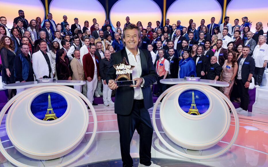 Autour de l'animateur, les 100 plus grand champions des «12 Coups de midi» se défieront ce samedi soir et le suivant pour désigner le «maître des maîtres». TF1/Pistache TV/Jean-Philippe Baltel