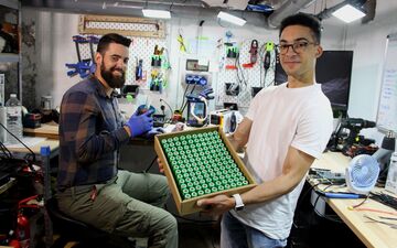 François Ramsayer (à gauche) et Yann Morin (à droite), fondateur de Batterie Lithium Conception, dans le garage du chef d'entreprise à Brest (Finistère). LP/Nora Moreau