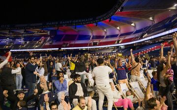 Supporters célébrant la victoire de la France  lors du quart de finale de l'Euro 2024, face au Portugal, lors d'une Night Session du Parc des Princes, à Paris, le 05/07/2024.
Photo: A.Delaitre/Le Parisien