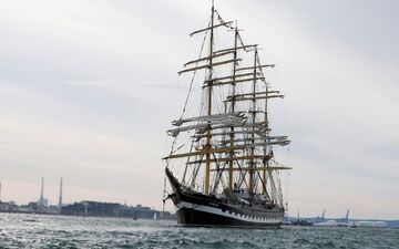 Le « Shtandart », fameux grand voilier russse (photographié ici au Havre) a réussi à se faire inviter à Brest malgré les sanctions contre son pays d'origine. AFP/Charly Triballeau
