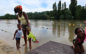 Meaux, vendredi 5 juillet 2024. Le seul site de baignade en eau vive en Île-de-France ouvre ce samedi. Baptisé désormais "Meaux les Bains", ce site existe depuis 2007. Gisèle a hâte que la plage rouvre pour qu'ils puissent se baigner en toute sécurité. Ce vendredi, ils se limitaient à tremper les pieds. LP/Sébastien Roselé