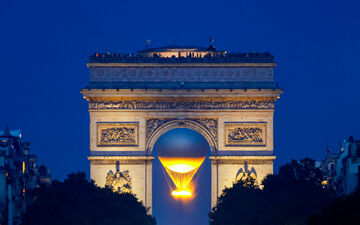 Pourquoi ne pas prendre de la hauteur et s'installer en haut de la terrasse de l'Arc de Triomphe pour assister au décollage de la vasque olympique ? REUTERS/Christian Hartmann