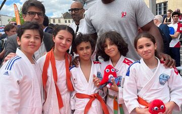 Teddy Riner avec ses fans, ce mercredi 5 juin, à Saint-Denis. LP/S.L.