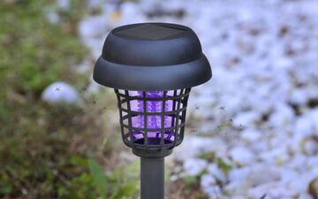 Protégez-vous des piqûres d’insectes avec cette lampe anti-moustiques à -56 % chez Conforama / Conforama