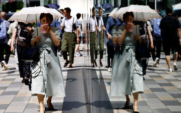 A Tokyo, ce mardi, les habitants se protègent avec des ombrelles du soleil écrasant. Les coups de chaleur sont particulièrement meurtriers au Japon, où la population est la plus âgée du monde après celle de Monaco. REUTERS/Issei Kato