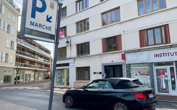 Le Vésinet, vendredi 12 avril. Une à deux heures gratuites sont proposées au parking du marché, aujourd'hui « sous-exploité », selon le maire. LP/S.B.