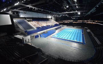 Il a fallu à peine plus de cinq semaines pour métamorphoser la plus grande salle de spectacle indoor d’Europe en centre aquatique olympique et paralympique. MYRTHA POOLS