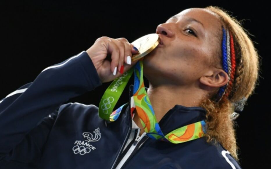 Comme ici, à Rio en 2016, la boxeuse française Estelle Mossely rêve d'embrasser une nouvelle médaille d'or sur le podium des Jeux de Paris. AFP/Yuri Cortez