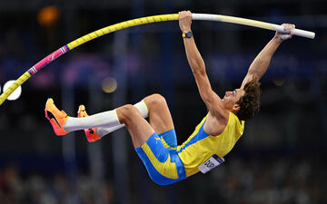 6,4 millions de téléspectateurs ont suivi les épreuves des JO sur France 2, lundi soir, et notamment la finale du saut à la perche hommes, avec Arnaud Duplantis qui a fait tomber le record du monde, REUTERS/Andy Chua