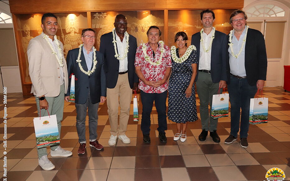 Anne Hidalgo et la délégation parisienne en Polynésie française, le 20 octobre avec le maire de Papeete Michel Buillard au centre. Ville de Papeete