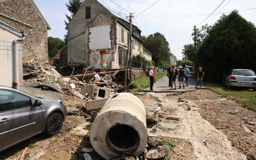 Les Sablonnières (Seine-et-Marne), ce samedi. Les pluies torrentielles ont fortement endommagé les chaussées de cette commune. LP/Olivier Lejeune