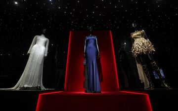 Galerie Dior (Paris VIIIe), ce lundi 2 août. Les robes portées par Céline Dion (à gauche) et Aya Nakamura (à droite), sont exposées aux cotés d'une tenue confectionnée pour Lady Diana en 1996. AFP/Valentine Chapuis