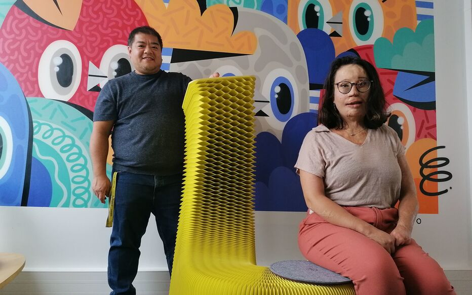 Chalifert (Seine-et-Marne), le 20 juin. Delphine et Lai-Sze Lau, cofondateurs la start-up Stooly, ont inventé ce banc en carton innovant. En rapatriant leur production depuis l'Asie jusqu'en Île-de-France, ils comptent «multiplier [leur] capacité de production par cinq». LP/M.D.