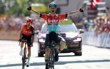 La joie de Victor Campenaerts, vainqueur de la 18e étape.  REUTERS/Manon Cruz