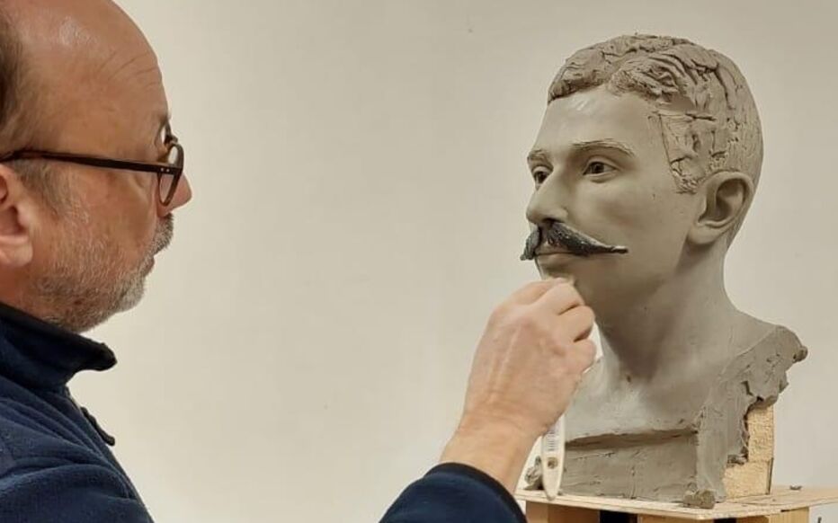 Paris. La statue, en cours de réalisation, du baron Pierre de Coubertin avant son entrée au Musée Grevin. DR
