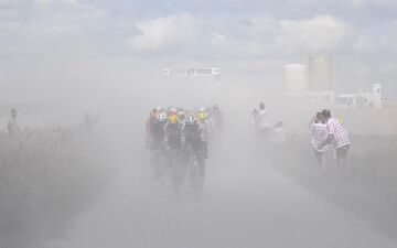 Poussière, manque d'adhérence, stress du placement, vent et fatigue... Cette 9e étape du Tour, sur les chemins autour de Troyes, a lessivé un peloton qui sera en repos ce lundi. AFP/Bernard Papon