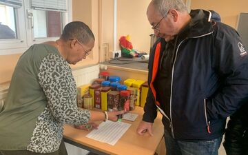 Ecouen (Val-d'Oise), ce jeudi 17 novembre. Un bénéficiaire des Restos du cœur s'est rendu comme chaque jeudi au centre de distribution afin de récupérer ses denrées alimentaires. LP/Candice Doussot