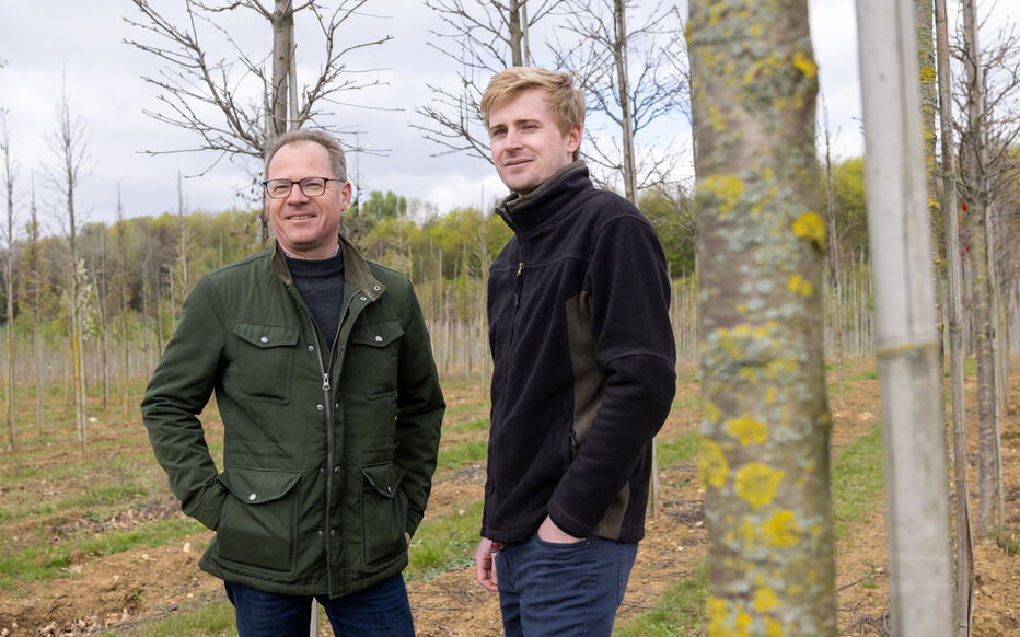 Laurent Chatelain (à gauche) et Emeric Picard font grandir les arbres qui seront replantés au village olympique. LP/Olivier Arandel