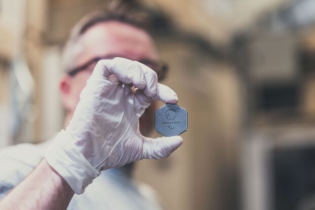 Une fois terminée, la médaille fera 85 mm de diamètre et sera à peine plus lourd que 500 g.