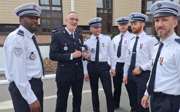 Le commandant Gicquel (uniforme sombre) et cinq policiers d'Enghien ont été médaillés pour leur intervention au casino d'Enghien, le 1er mai 2023. LP/Frédéric Naizot