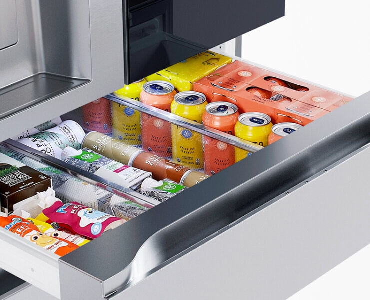 A Full-Convert Drawer is included in the LG InstaView® MyColor™ Refrigerator for even more space. 