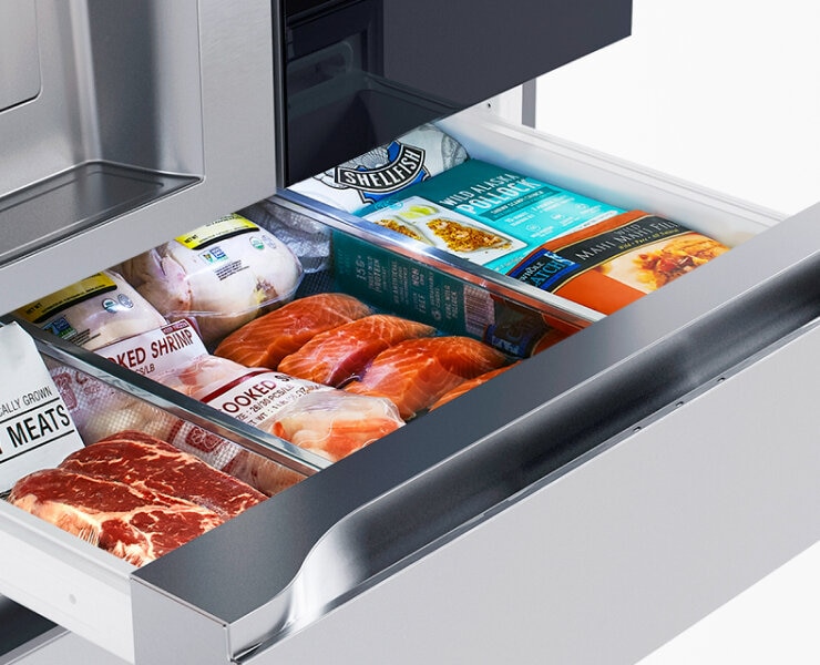 A Full-Convert Drawer is included in the LG InstaView® MyColor™ Refrigerator for even more space. 