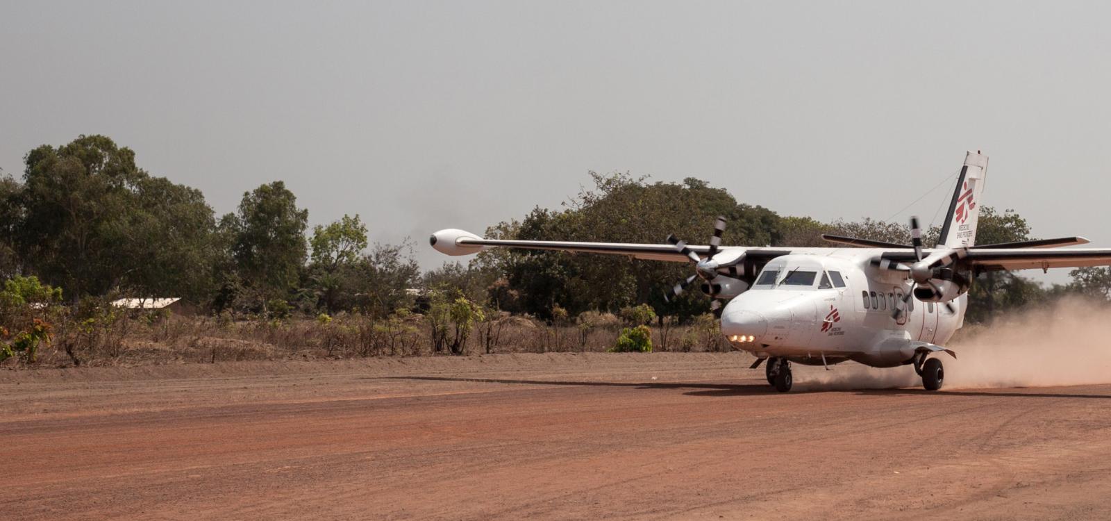 Un avión de MSF que repatría a los heridos a Bangui para ser operados despega en el aeródromo de Paoua. Paoua, región de Ouham-Pende, noroeste de la República Centroafricana, el 28 de diciembre de 2017.