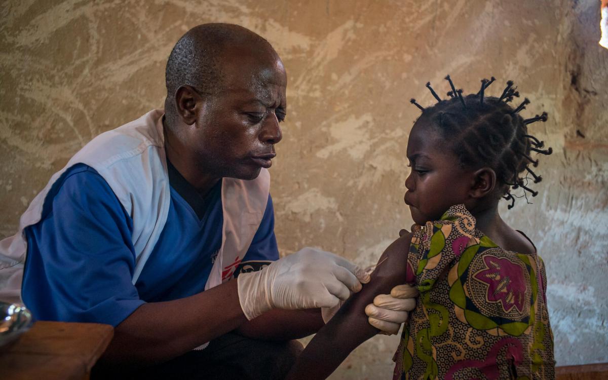 Una niña recibe la vacuna contra el sarampión durante la campaña de vacunación. Kolo, provincia de Bas-Uele, República Democrática del Congo.