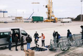 Supervivientes desembarcando del Geo Barents en el puerto de Augusta, Italia. 14 de marzo de 2022.