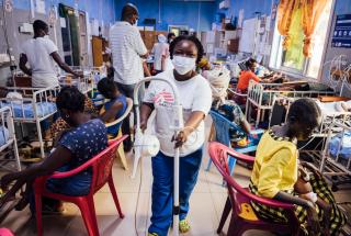 La supervisora del equipo de enfermería de MSF, Regina Sandy, en la sala de la Unidad de Cuidados Intensivos (UCI) del hospital de distrito de Magburaka.