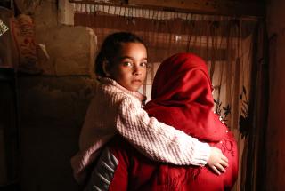 Una madre sostiene en brazos a su hija que acaba de recuperarse del cólera en Arsal, Valle de la Bekaa, Líbano.
