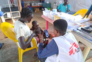 Nyamuol ha traído a su hija Nyacoth al centro de salud de MSF en el campo de personas refugiadas de Kule para que la traten.