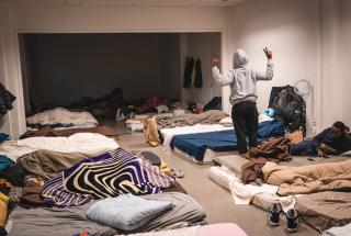 Un hombre en una de las habitaciones de la casa ocupada de la rue des Palais, en Bruselas.