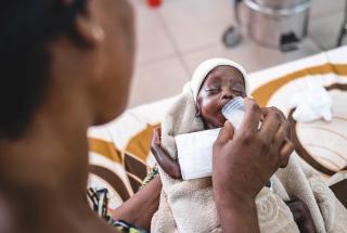 Stephanie Kamangomda alimenta a su hijo Archange, nacido prematuramente a las 28 semanas, y permaneció en cuidados intensivos del hospital comunitario de Bangui durante 45 días. 