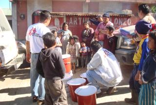 Tras dos terremotos consecutivos que afectaron a la costa norte de Guatemala, MSF donamos medicamentos a los centros de salud de varias zonas afectadas.