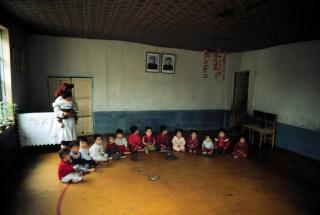 Una enfermera atiende a niños y niñas pequeños en un orfanato. Pyongyang.