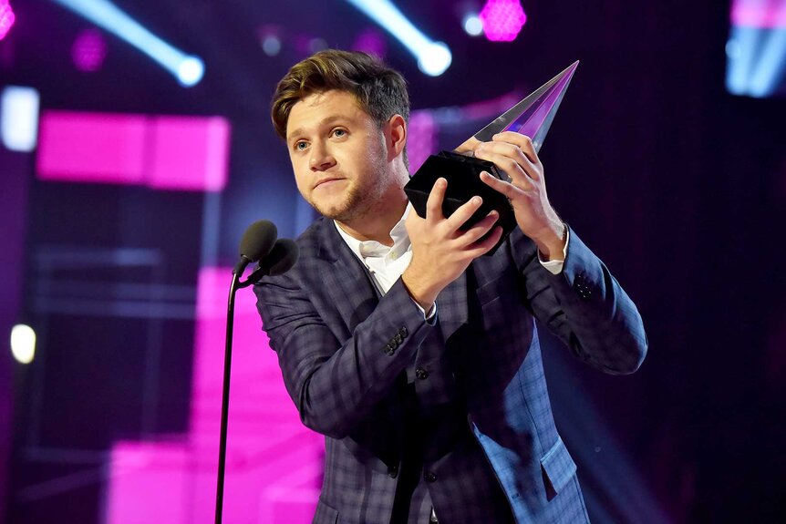 Niall Horan accepting an award on stage during the 2017 American Music Awards.