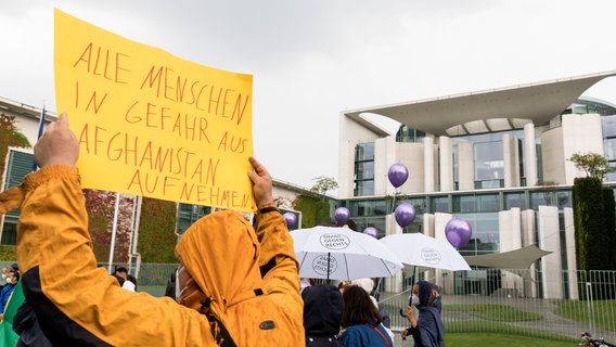 Demonstration für die Aufnahme gefährdeter afghanischer Ortskräfte vor dem Bundeskanzleramt (Archiv). © picture alliance / Geisler-Fotopress Foto: Ben Kriemann