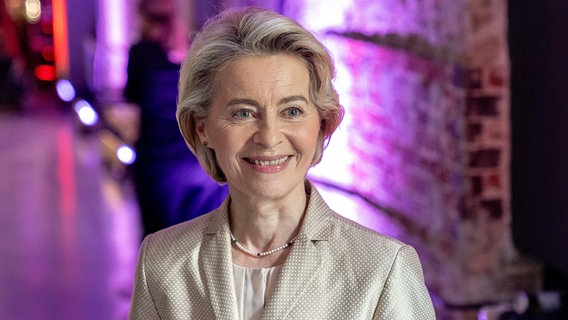 EU-Kommissionspräsidentin Ursula von der Leyen lächelt bei einer Veranstaltung in die Kamera. © dpa picture alliance/ZUMA Press Wire Foto: Andreas Stroh