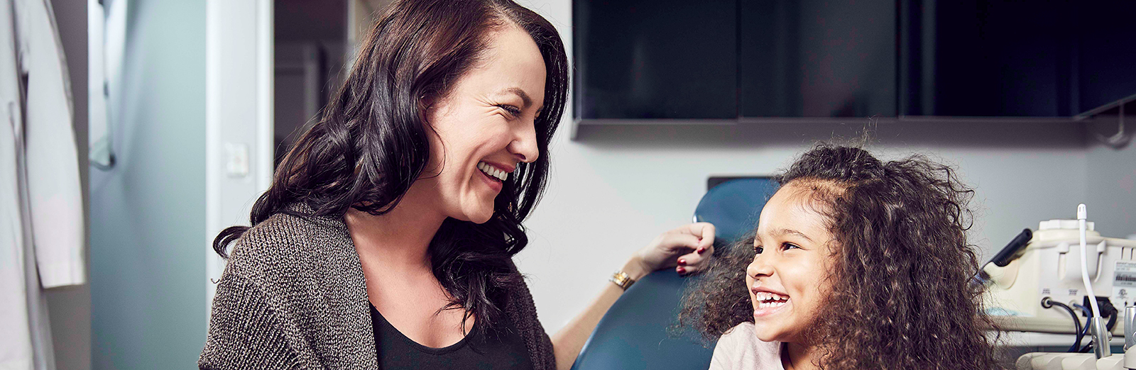 Smiling-mom-and-daughter-at-dentist_1600x522.jpg